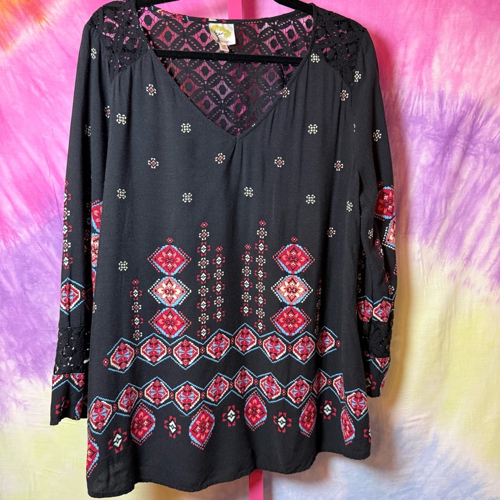 Fig and Flower Black and Red Geometric Blouse 🔥